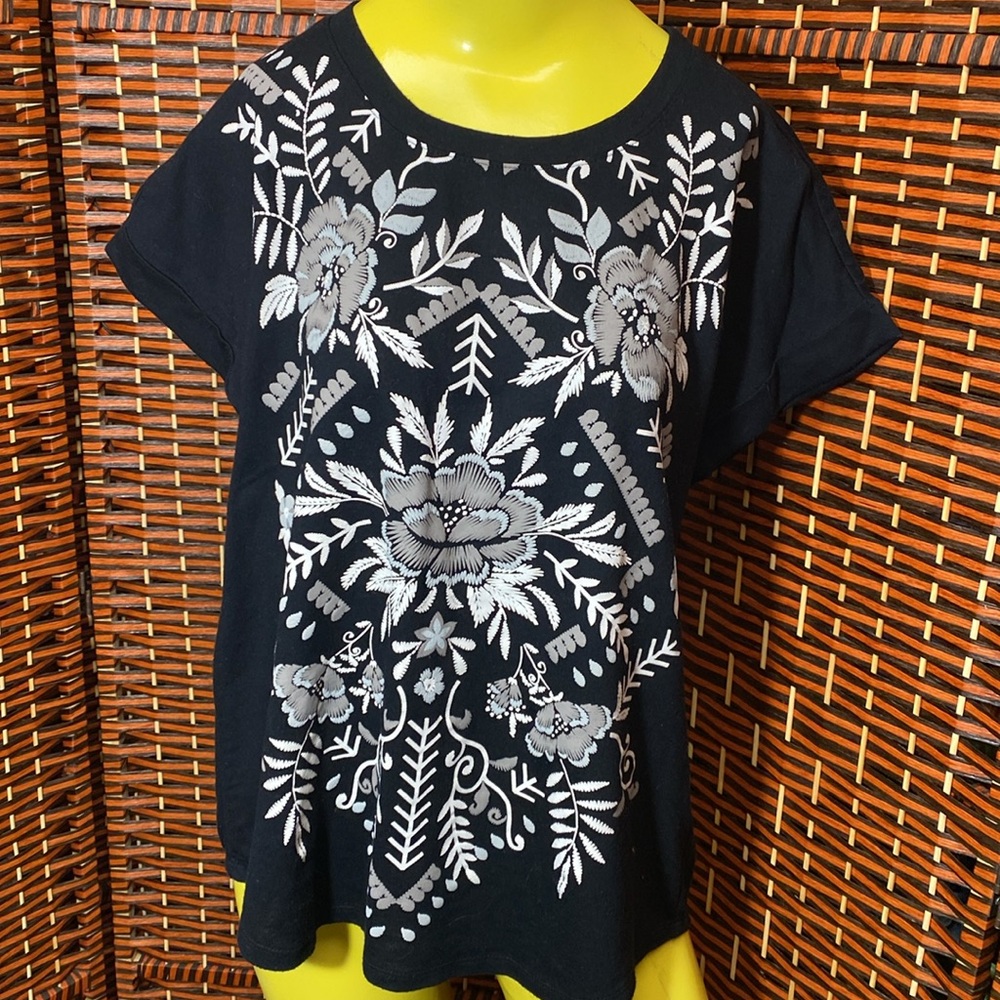 C est 1946 size M short sleeve screen print floral scoop neck t shirt.